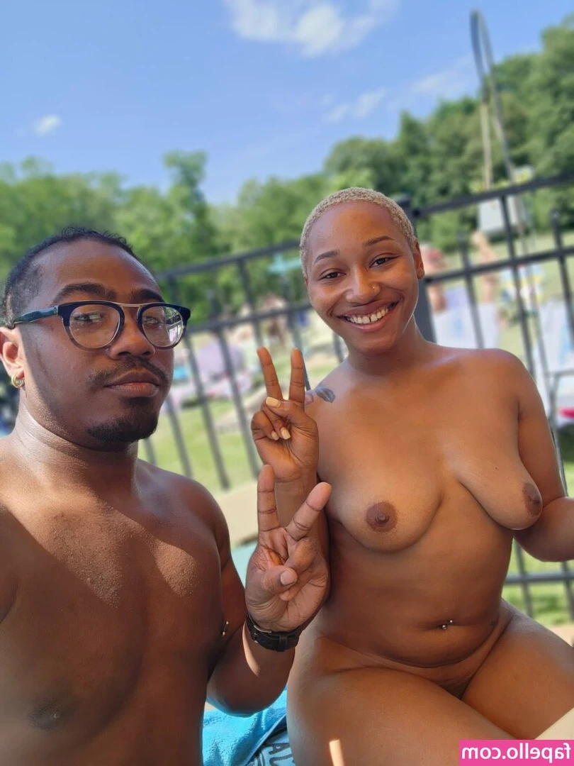 Daphnethickass - Teasing you, showing off my body's beautiful curves 🥵 Swaying my