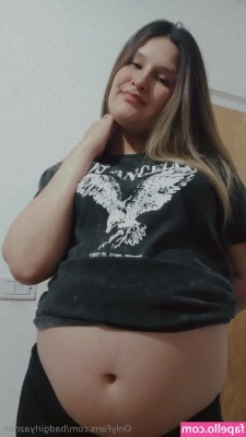 badgirlyazmin - New in😈 can u see what i keep in my hand?😈