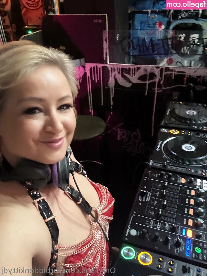 forbiddenkittydj - Genießt ihr das Wochenende? 😘 Rot passt mir schon gut 😛 Willst