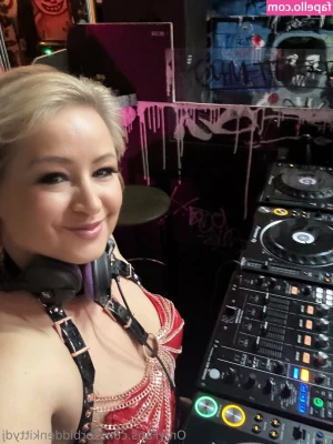 forbiddenkittydj - Genießt ihr das Wochenende? 😘 Rot passt mir schon gut 😛 Willst