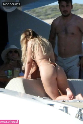 Perrie Edwards [ perrie-edwards ] - A little wet   Un po  bagnata