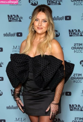 Perrie Edwards [ perrie-edwards ] - Okay time to vote guys! 🗳️  Who do we want to win the Super Bowl?