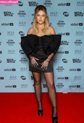 Perrie Edwards [ perrie-edwards ] - Hello to all my feet lovers