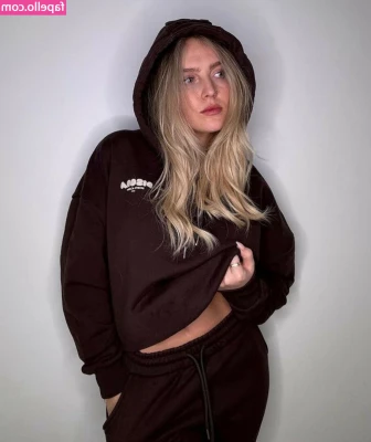 Perrie Edwards [ perrie-edwards ] - How s the back looking