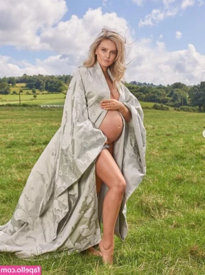 Perrie Edwards [ perrie-edwards ] - Y'all wanna see more pole or more hole? 😛🤓