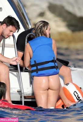 Perrie Edwards [ perrie-edwards ] - BRAND NEW BG I think @solothebullxxx has THE biggest dick I’ve ever