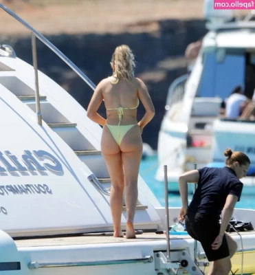 Perrie Edwards [ perrie-edwards ] - This is starting to become my favorite angle idk it makes Mommy look