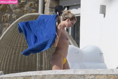 Perrie Edwards [ perrie-edwards ] - Something for the big bum lovers Plus there s something very