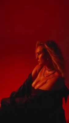 Perrie Edwards [ perrie-edwards ] - 13 HOURS left in the cut it dye it poll   Wanna see me with short