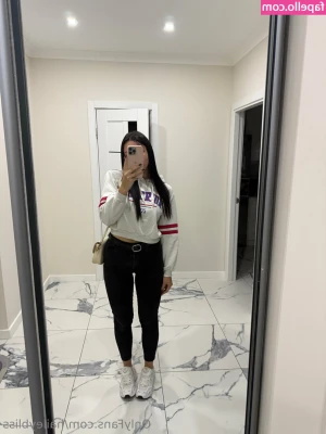 haileybliss - I’ve had a few dm’s for feet pics they’re $5 so let me know