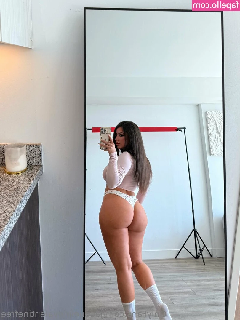 jacquelinevalentinefree - my eyes are up here...😇