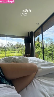 Daniela Melchior [ daniela-melchior ] - I have been out in the woods lately and still find time to flex