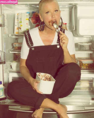 Xuxa Meneghel [ xuxa-meneghel ] - I don’t know what I’m doing