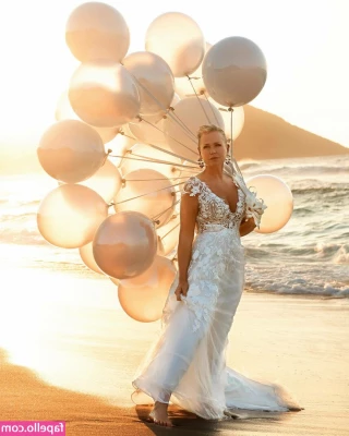 Xuxa Meneghel [ xuxa-meneghel ] - Time for some fun. What are you doing this friday? 😘😉