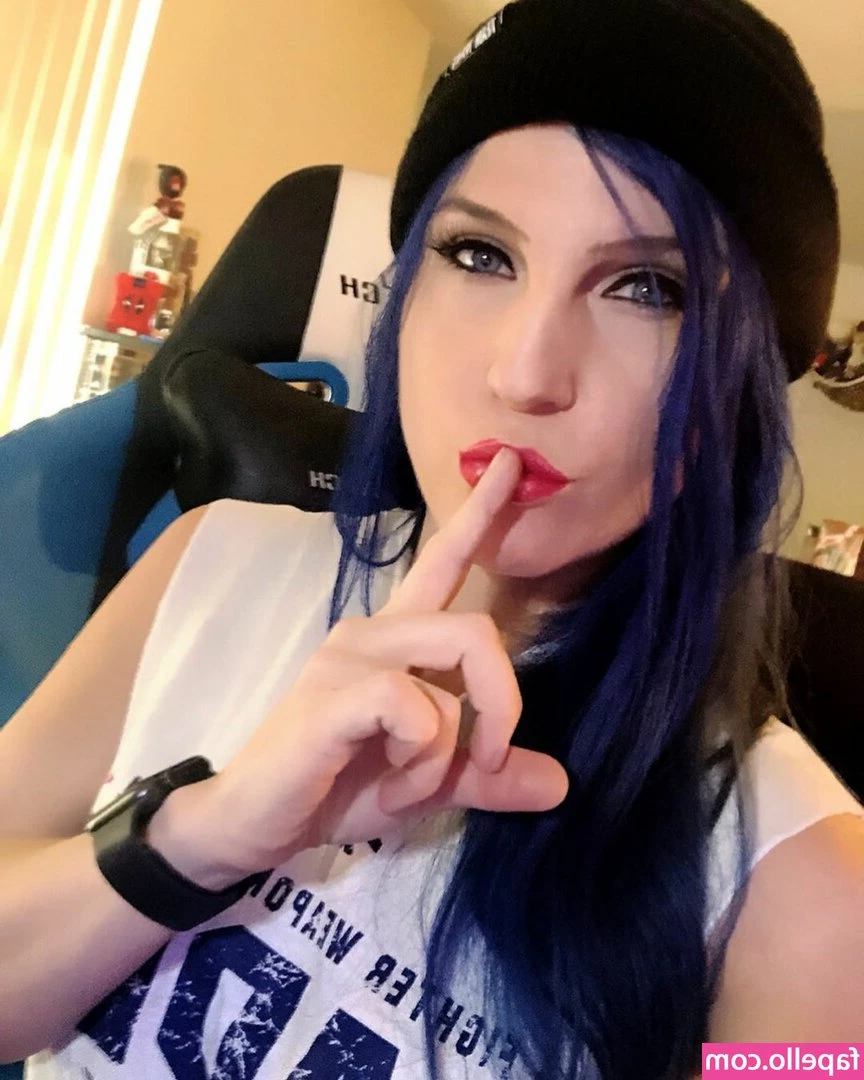 Leva Bates [ leva-bates ] - Tell me what you feel about us babe?😈🥰