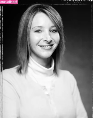 Lisa Kudrow [ lisa-kudrow ] - Do you guys want a 10 day Easter advent calendar?💝 also if yes