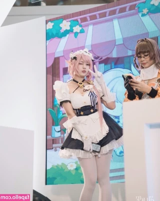 Senpai Alice [ senpai-alice ] - walking into your life like... 😏