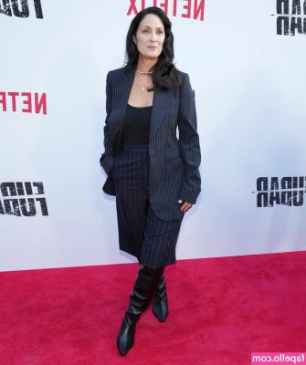 Carrie anne moss [ carrie-anne-moss ] - Warm, fuzzy cuddles! 🥰