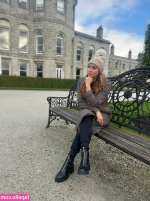 Una Healy [ una-healy ] - Are you busy to talk to me rn, babe? 🍑