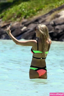 Una Healy [ una-healy ] - Aer at my ass!🤪