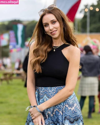 Una Healy [ una-healy ] - Just some dancing and bouncing. Do you like my outfit? 🥰