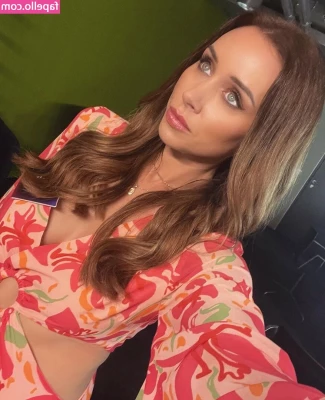 Una Healy [ una-healy ] - Stream started at 02 07 2023 05 44 pm  Decided to go live while I had
