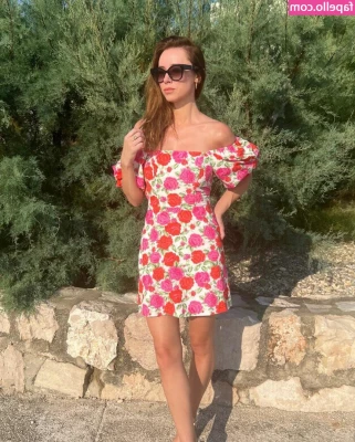 Una Healy [ una-healy ] - titties in your face 😌