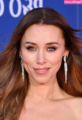 Una Healy [ una-healy ] - Love outdoor showers