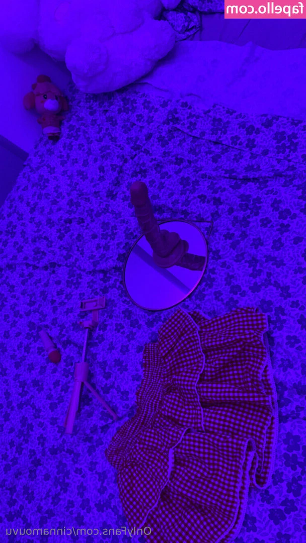 cinnamouvu - Feeling horny