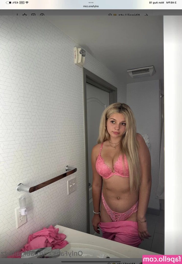 Abigail Lutz [ abigail-lutz-16 ] - My secret kink, getting pinned against the wall🙈