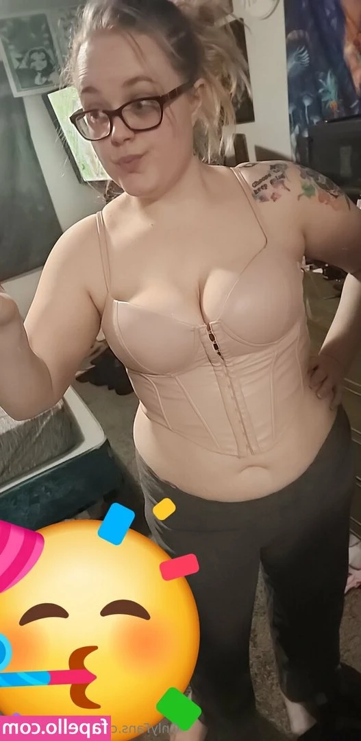 mermaid414 - My wet pink pussy . Who wants rub their face in it ?? 👅👅😋