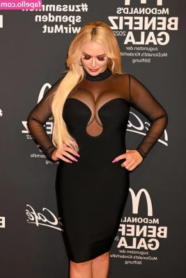 Daniela Katzenberger [ daniela-katzenberger ] - I’m working until 9:00 but I’m hoping to post more tonight. I