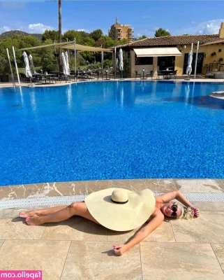 Daniela Katzenberger [ daniela-katzenberger ] - Who likes feet