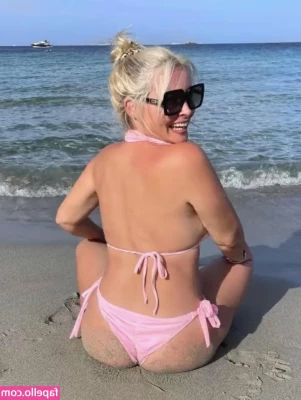 Daniela Katzenberger [ daniela-katzenberger ] - Happy toe ring Toesday  Who wants to try and suck these off my toes