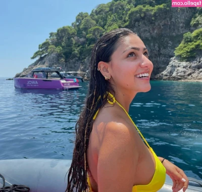 Denna Hadipour [ denna-hadipour ] - The glisten and shine of sweat radiating from My body on a summer day