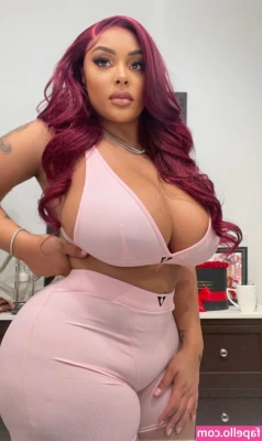 Aundreana Rene [ aundreana-rene-2 ] - I'm going to do a live on Sunday for my birthday 🎉🎉. Cake and