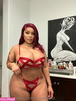 Aundreana Rene [ aundreana-rene-2 ] - Rubbing that coffee so good all over my feet
