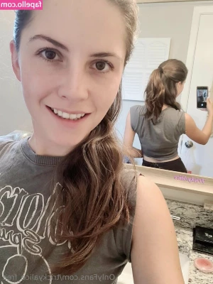 trickyalice_free [ trickyalice-free ] - Just got out of the shower and my boyfriend won t get out of bed to