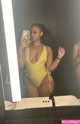 jez.riel_ [ jez-riel ] - gm babyyyy here’s my soft fat pussy 💞 she’s such a handful 🥹