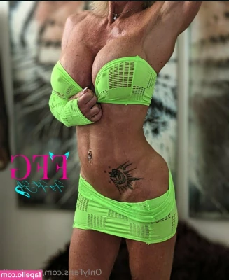 Summer Angel [ summer-angel ] - Oh... hey 🥰💚 you coming in?? 😛