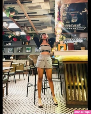 Ipsita Nandi [ ipsita-nandi ] - Met this waitress at this restaurant who kept staring at my toes.