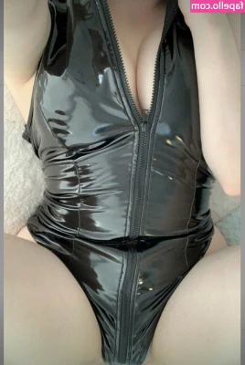 Aveykitty - Bonjour chérie comment vas-tu? Bienvenue dans mon monde. Je suis
