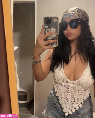 bunnygirlneki - Oggi esco con questa maglia con il buco davanti😜 bella eh?