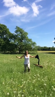  [ elizabeth-hurley ] - Whoa. Adam couldn’t help it. One pump champ 😂