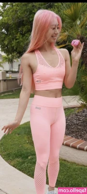 munchie.michelle [ munchie-michelle ] - Ho le tettone più grosse😏 si avvicina il ciclo e sembra che ho