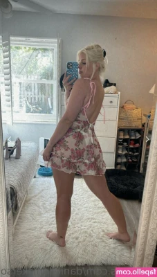Danielle Nickerson [ danielle-nickerson ] - Jean shorty and bathroom pics.