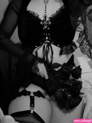 pxppycorpse - Rubbing my fat pussy in the mirror with my legs spread for you!  I