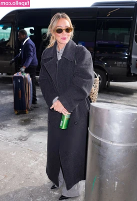 Hilary Duff [ hilary-duff ] - my tits look so round hereee 🤭