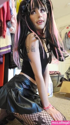 Sammynoodlesoup - I love my jewelled butt plug set  Who wants to see them in me