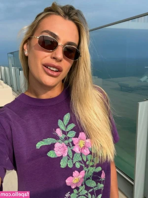 Aryna Sabalenka [ aryna-sabalenka ] - Awww, I went out on the tropical balcony - tropical risk week has